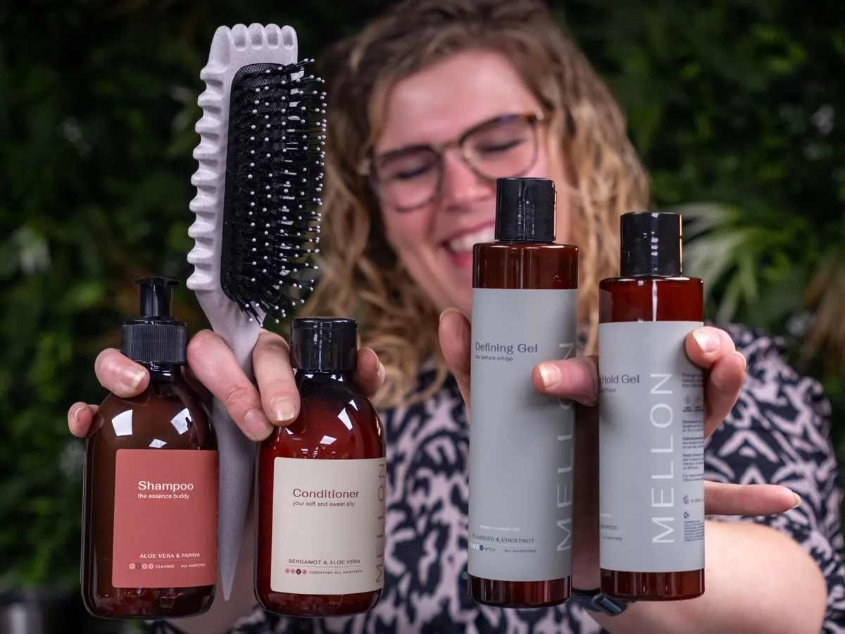 Francis toont verschillende Mellon-verzorgings- en stylingproducten.