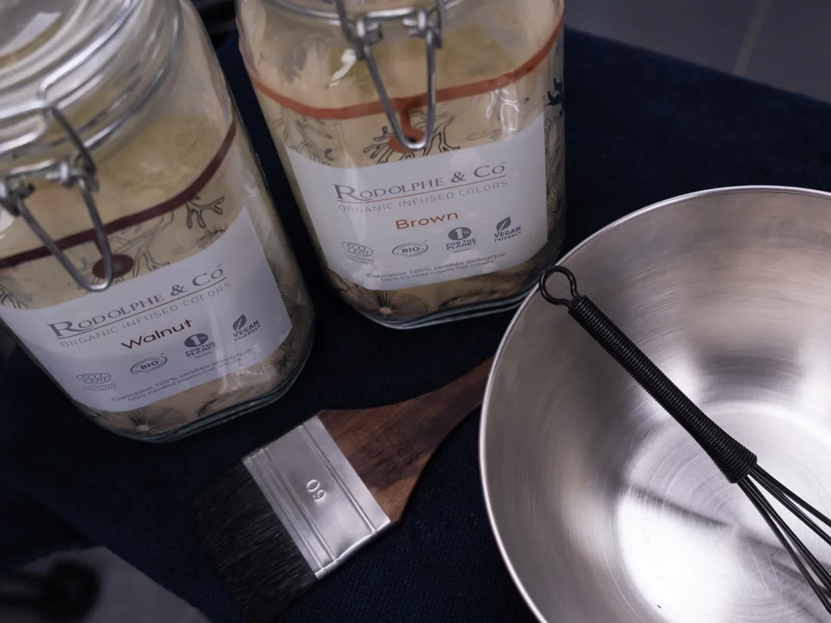 Potten Rodolphe & Co Organic Infused Colors naast een mengkom en kwast.